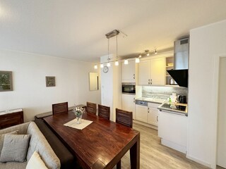 Blick auf den Essbereich und die moderne Couch