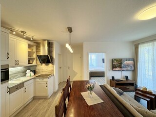 Ein Wohn-, Koch- und Essbereich für 4 Personen