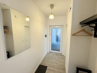 heller Flurbereich mit Garderobe