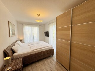 Schlafzimmer mit Doppelbett mit Doppelbett und Kleiderschrank