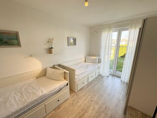 2. Schlafzimmer mit 2 Einzelbetten und Kleiderschrank