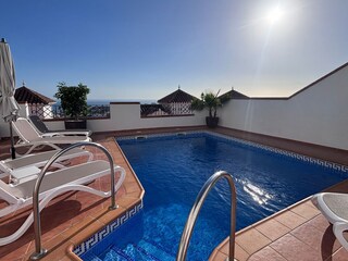 private Terrase und Pool mit Meerblick