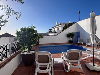 der Pool mit 6 Sonnenliegen