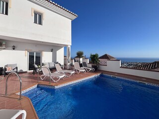 großzügige Poolterrasse mit Meerblick