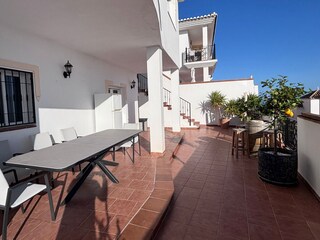 untere Terrasse mit Esstisch und Außengrill