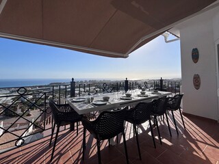 ein Sitzplatz mit großem Webergrill und Mega Aussicht