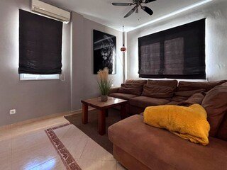 gemütliches Sofa und Klimaanlage im Wohnzimmer