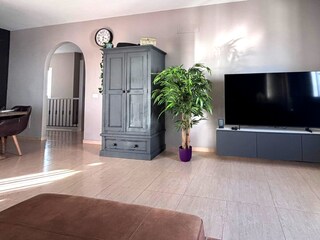 geräumiges Wohnzimmer mit offenem Zugang zum Essbereich