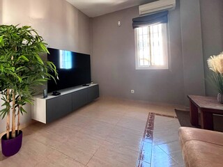 Ansicht vom Wohnzimmer mit Klimaanlage und digitalem TV