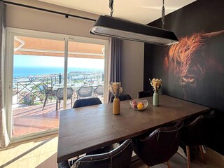 Blick vom Essplatz auf den Balkon  mit Meerblick