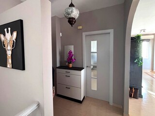 Eingangsbereich mit Küchentür  und Bogen zum Wohnraum