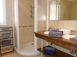 Bad 2 im Untergeschoß mit einem Doppelwaschtisch