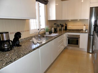 die komplett ausgestattete Küche