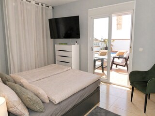 Schlafzimmer 3 mit Zugang zur Poolterrasse