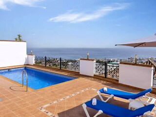 traumhafter Ausblick von der Poolterrasse