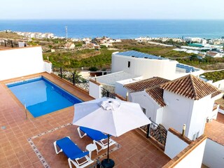 traumhafter Ausblick von der Poolterrasse