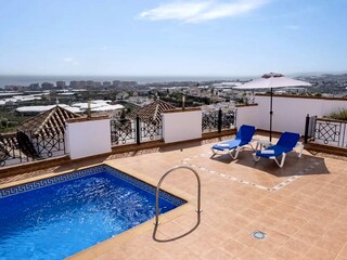 Panoramablick mit Pool von der unteren Terrasse