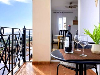 oberer Balkon mit Blick ins WZ und grandioser Aussicht