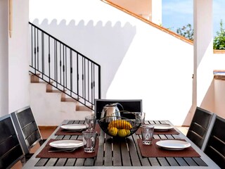 Terrassenansicht unten mit Esstisch