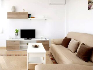 geräumige WZ mit Sofaecke, Klimaanlage und dig. TV