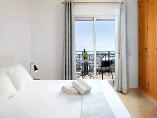 Schlafzimmerblick über den oberen Balkon auf das Meer