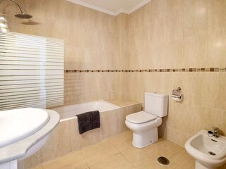 Bad 1 mit Duschbadewanne, Waschbecken, WC und Bidet