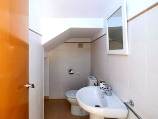 das WC mit Waschbecken am Pool