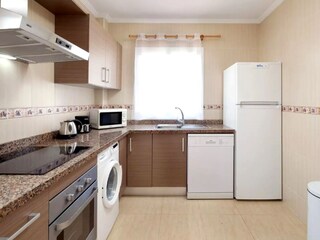 Küche mit Spülmaschine, Waschmaschine und Kühlschrank