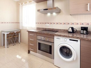 die sehr geräumige Küche ist komplett ausgestattet