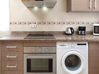 komplett ausgestattete Küche mit Waschmaschine