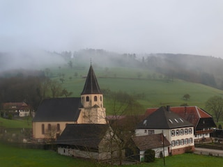 Blick von der Ferienwohnung auf die Dorfkirche