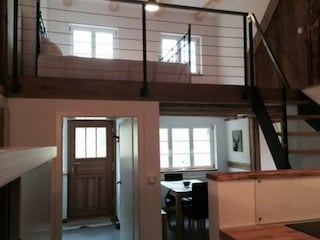 Blick von Küchenbereich auf Gallerie und Essbereich