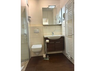 Badezimmer 1 mit Duschkabine