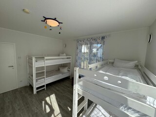 Zwei einzeln stehende Etagenbetten