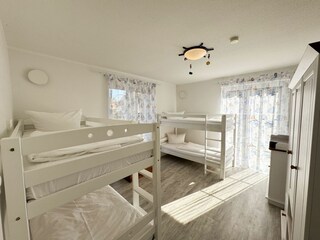 Zwei einzeln stehende Etagenbetten