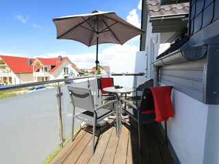 bestuhlter Balkon mit Sonnenschirm