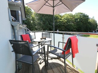 bestuhlter Balkon in ruhiger Lage