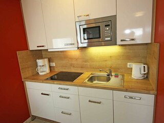 Küchenzeile mit Mikrowelle