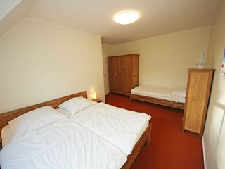 1. Schlafzimmer mit Doppelbett und einem Einzelbett