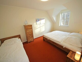 1. Schlafzimmer mit Kleiderschrank