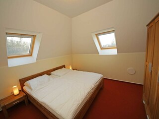 2. Schlafzimmer mit Kleiderschrank