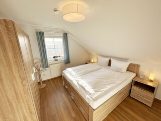 1. Schlafzimmer mit Doppelbett und Nachttischablagen