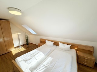 2. Schlafzimmer mit Doppelbett und Nachttischablagen