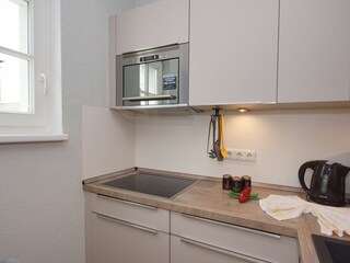 Küchenzeile mit verschiedenen Geräten