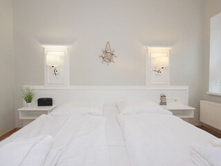 Schlafzimmer mit Kleiderschrank