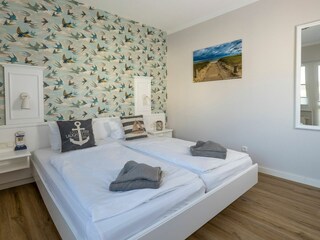 Schlafzimmer mit Kleiderschrank