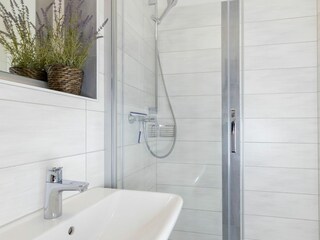 Badezimmer mit Dusche und WC