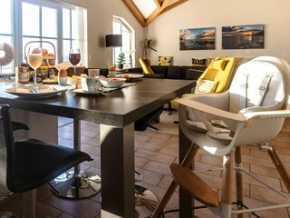 Essbereich mit großen Fenstern