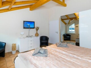 1. Schlafzimmer mit TV