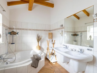 Badezimmer mit 2 Waschbecken